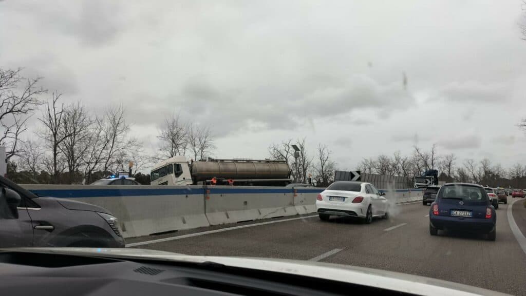 Autocisterna fuori strada sulla 101, nessun ferito