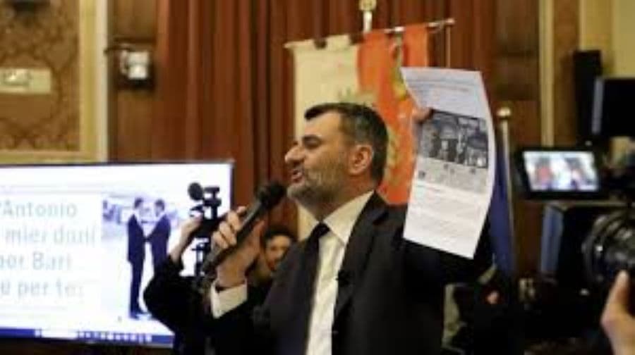 Regionali, la macchina di Decaro scalda i motori