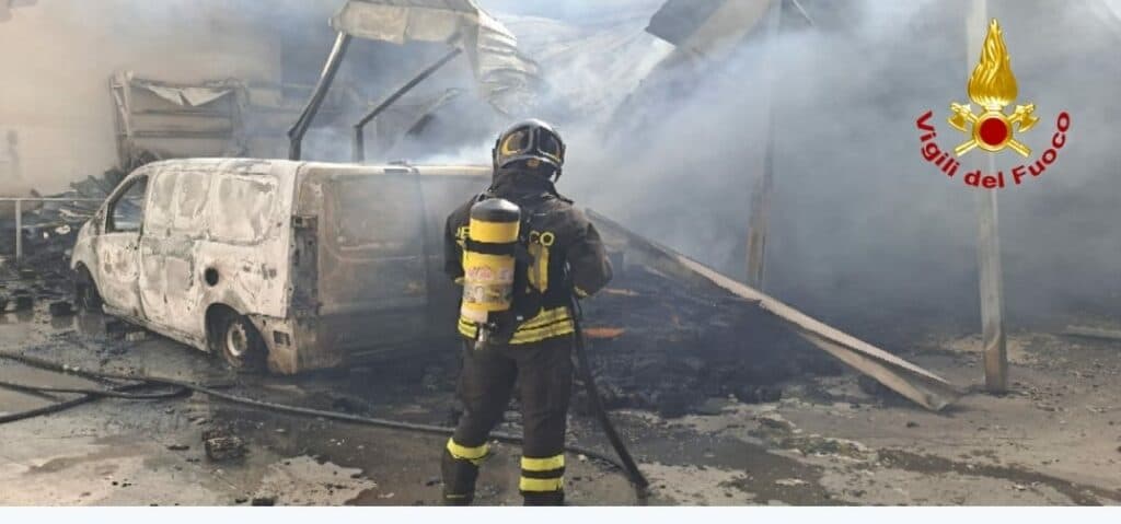 Fiamme in un appartamento, anziano messo in salvo dai Vigili del Fuoco