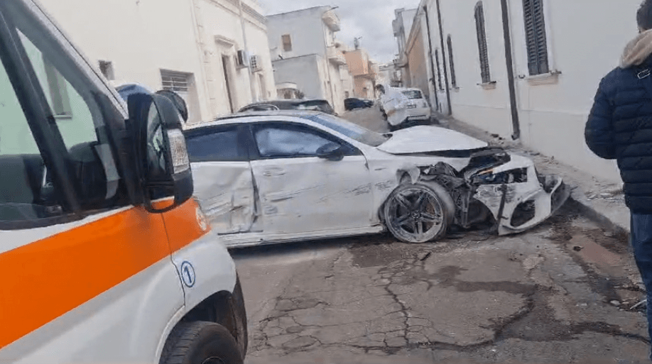 Carmiano, incidente in pieno giorno: due feriti