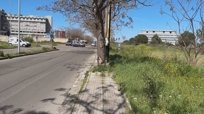 Marciapiede trappola e rifiuti davanti all'Oncologico del "Fazzi"