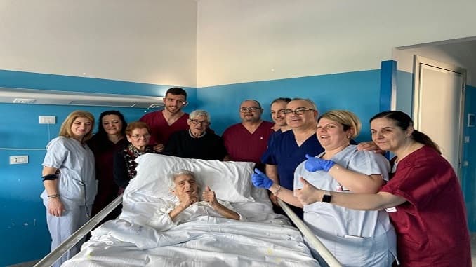Si frattura il femore e viene operata, ha 104 anni