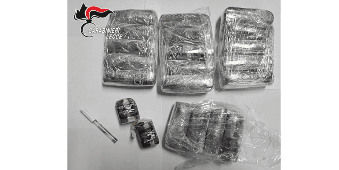 Cerca di sfuggire dai carabinieri ma viene raggiunto: aveva 40 panetti di droga