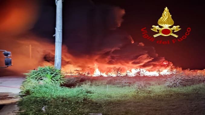 Incendio nel deposito: a fuoco circa 100 cassoni in plastica