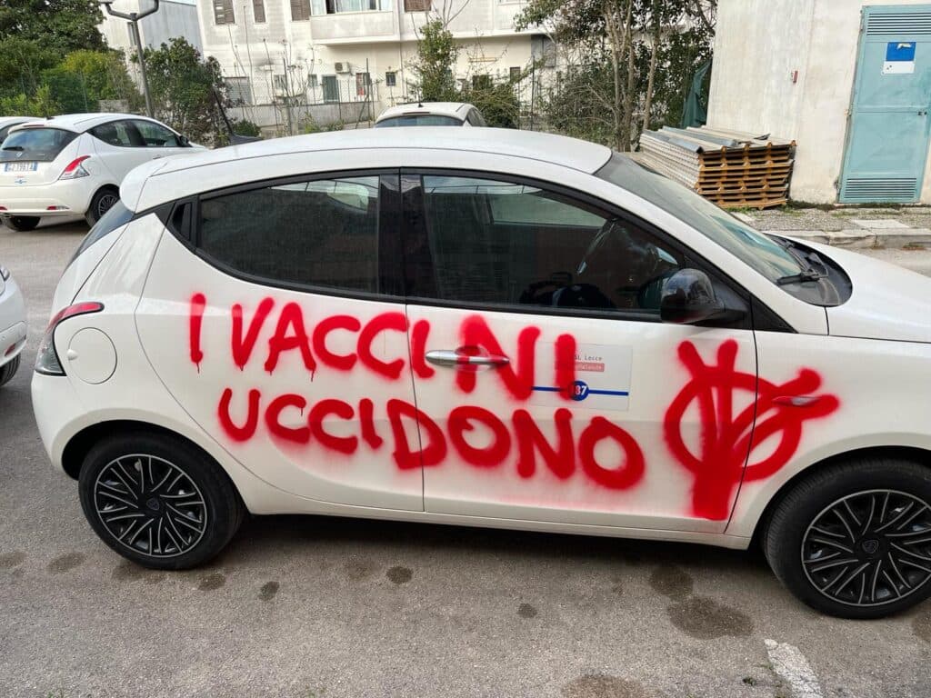 No vax in azione a Maglie, di mira la sede della Asl