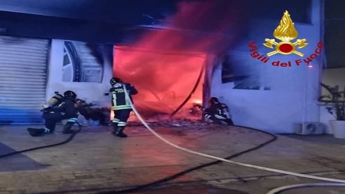Raid incendiario in un'auto salone: distrutte sei auto