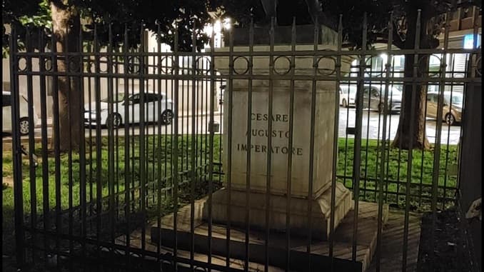 La statua di Cesare Augusto, a Brindisi, senza illuminazione