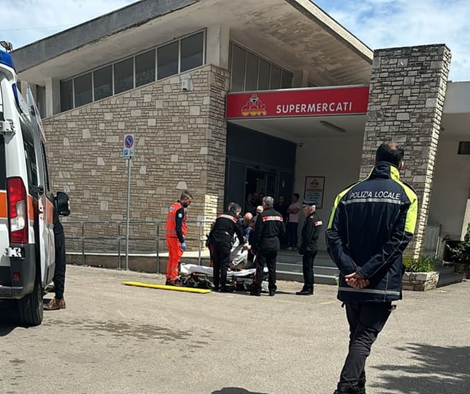 Martano: imbratta le mura della chiesa e le auto, poi dà in escandescenze al supermercato. Arrestato