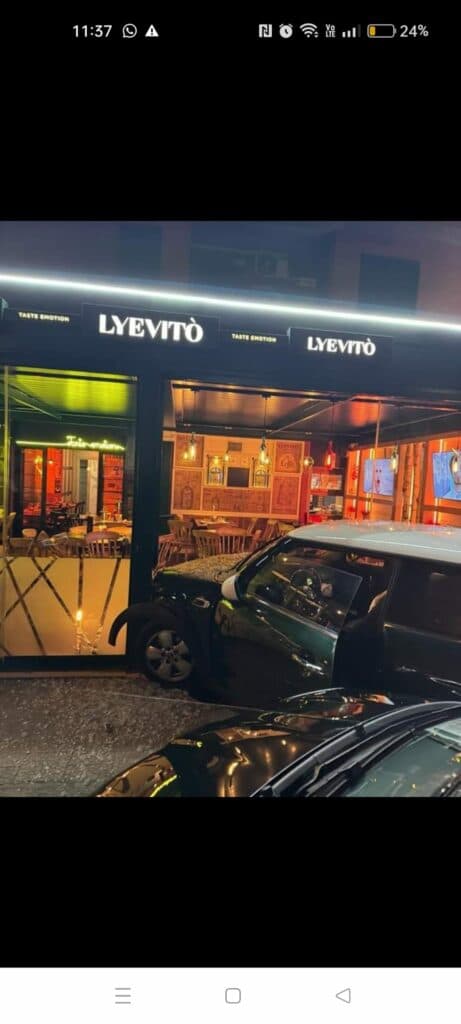 Auto sfonda vetrata di una pizzeria: due feriti