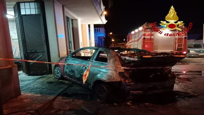 Taviano, auto in fiamme finisce contro una falegnameria