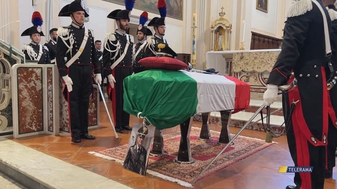 Picchetto d'onore dei Carabinieri per Francesco e l'abbraccio della gente