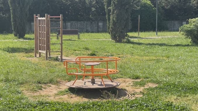 A spasso nel parco Adele Savio, tra giostrine rotte e rifiuti nascosti