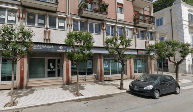 Fanno esplodere il bancomat e scappano con il bottino: la polizia indaga