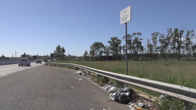 Rifiuti ed escrementi nelle piazzole di sosta: "Uno spettacolo vergognoso"