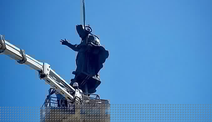 Sant'Oronzo, grande festa a Lecce per il ritorno della statua sulla colonna