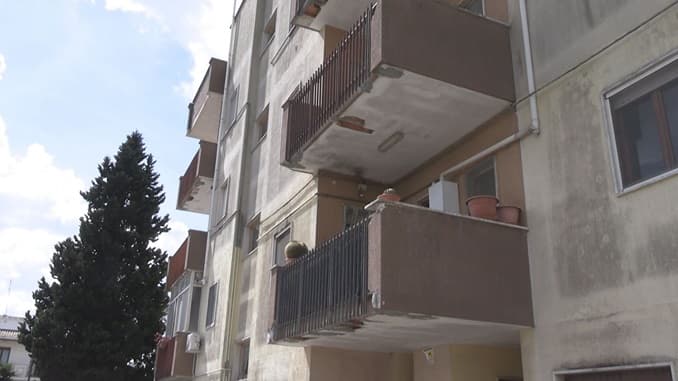 Uno stabile nel degrado, a rischio salute e sicurezza: “Non possiamo più vivere così”