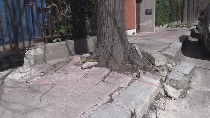 Via De Donno, marciapiedi dissestati e pericolosi: "Non siamo considerati"