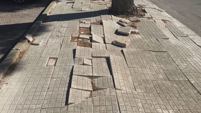 Viale Roma, marciapiedi rotti, ciclabile pericolosa e strade sporche