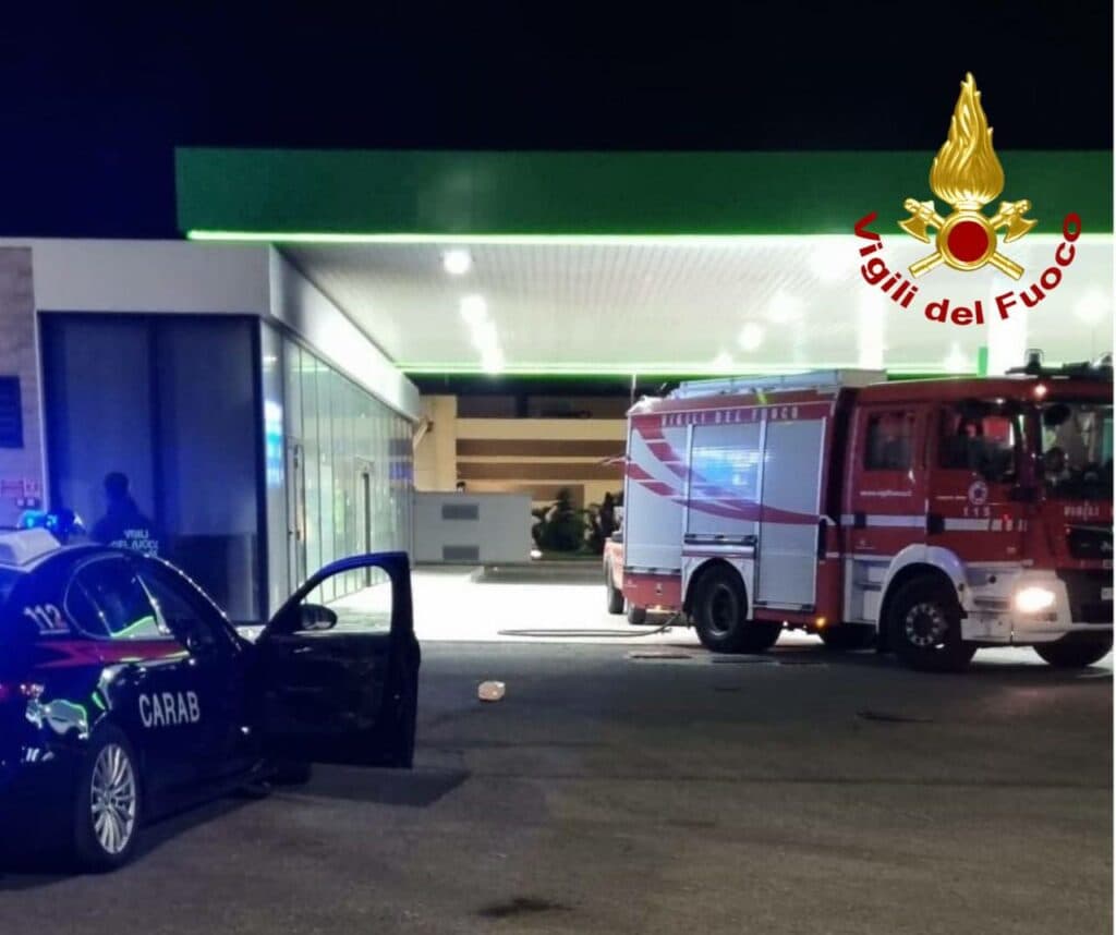 Notte di fuoco: fiamme nell'area di servizio a Surbo. A Torre San Giovanni distrutte tre auto