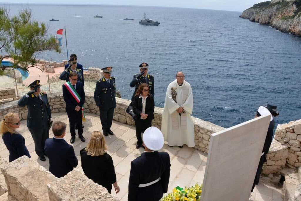 A Castro, cerimonia di inaugurazione della nuova stele in memoria dei due finanzieri scomparsi