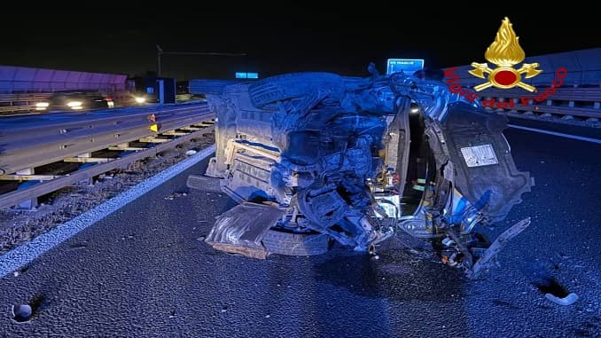 Lecce, scontro in tangenziale tra due auto. Una donna finisce in ospedale