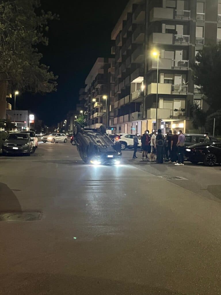 Si capotta con la propria auto davanti alla Caserma dei Carabinieri