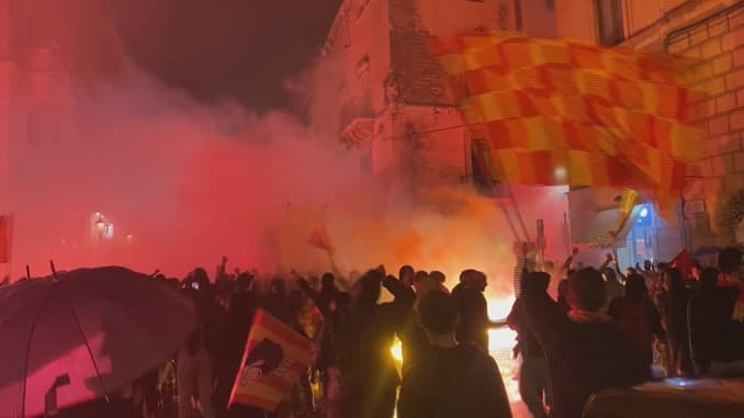 Lecce, festa in città annullata ma alcuni tifosi hanno sfidato anche la pioggia