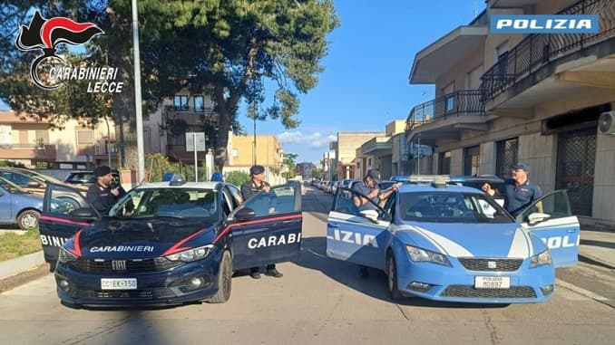 Con una scusa entra in casa e con la spranga aggredisce una coppia