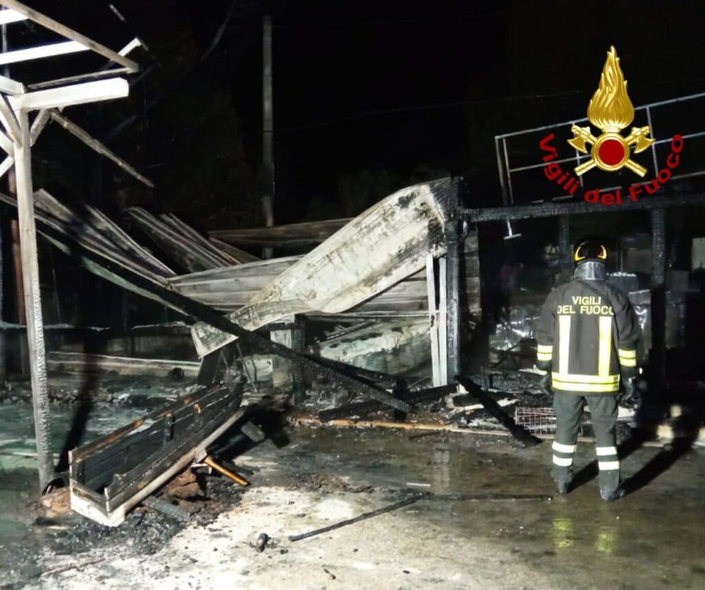Chiosco bar e auto in fiamme tra Ugento e Gallipoli