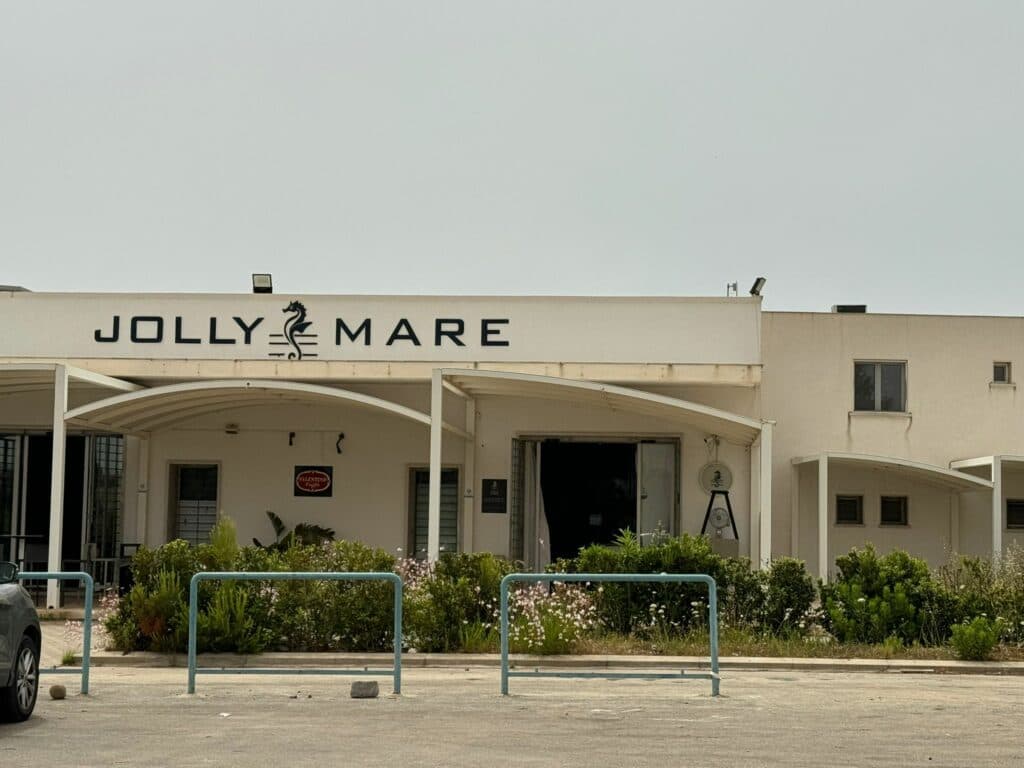 Torre Squillace, fiamme al gazebo di un ristorante