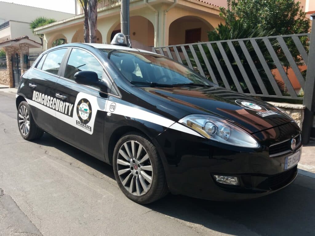 Durante un controllo scoprono auto rubata: mistero a Surano