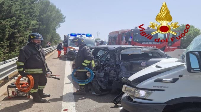 Violento scontro sulla S.S. 101 tra furgone e auto. Grave una donna