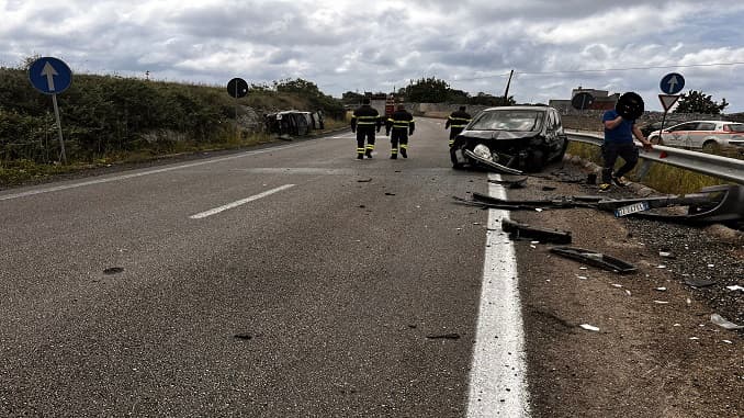 Scorrano, violento scontro tra due auto. Una donna estratta dall'abitacolo dai vigili del fuoco