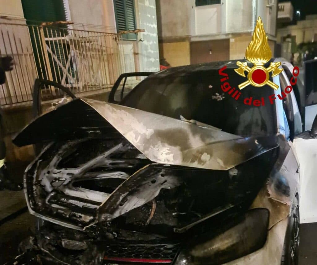 Ancora fiamme a Taurisano, distrutta l'auto di un 58enne