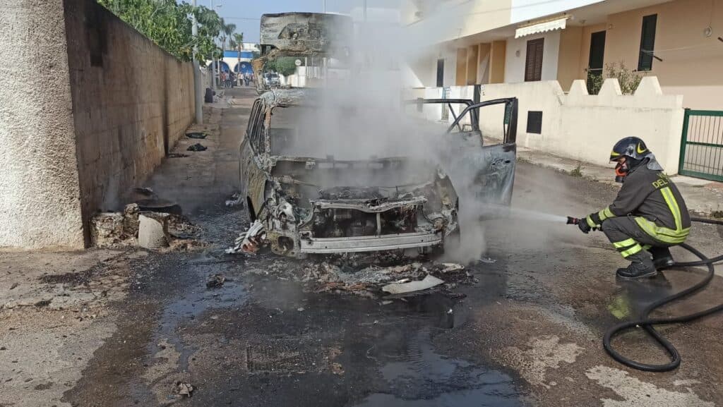 L'auto prende fuoco dopo il viaggio, disavventura per una coppia