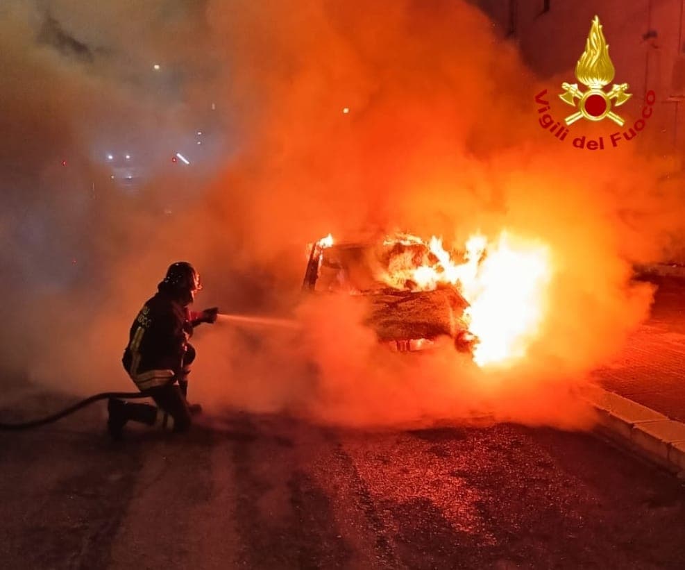 A fuoco un'auto a poca distanza dal Tribunale di Brindisi