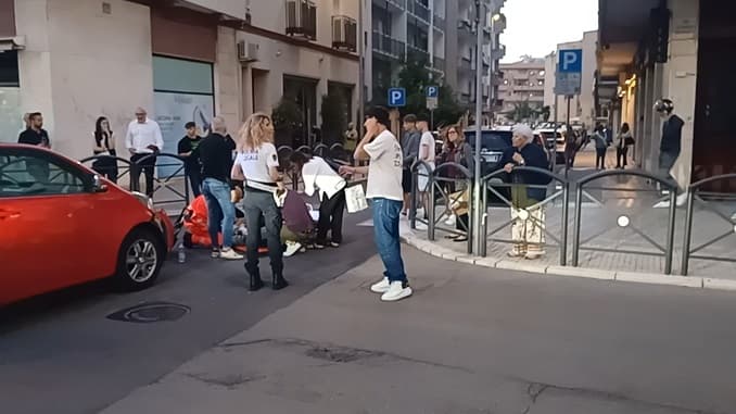 Scontro auto-scooter in centro a Lecce: ferito un ragazzo