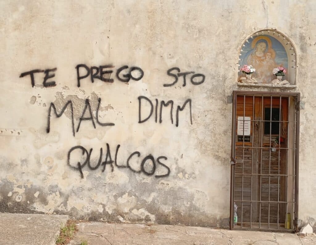 Imbrattato dai vandali il muro della Chiesa Madonna della Serra di Ruffano