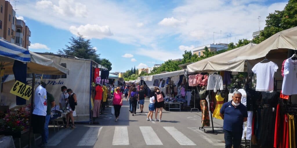 Brindisi - Pericoli sanitari nel mercato settimanale di Sant'Elia