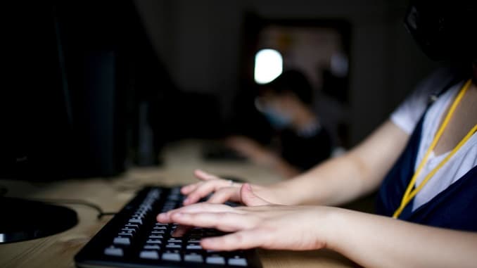 Pedofilia, nuove insidie in chat giochi e Intelligenza artificiale