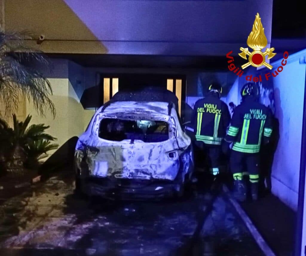 Ancora roghi: a Salice bruciata l'auto di un assessore