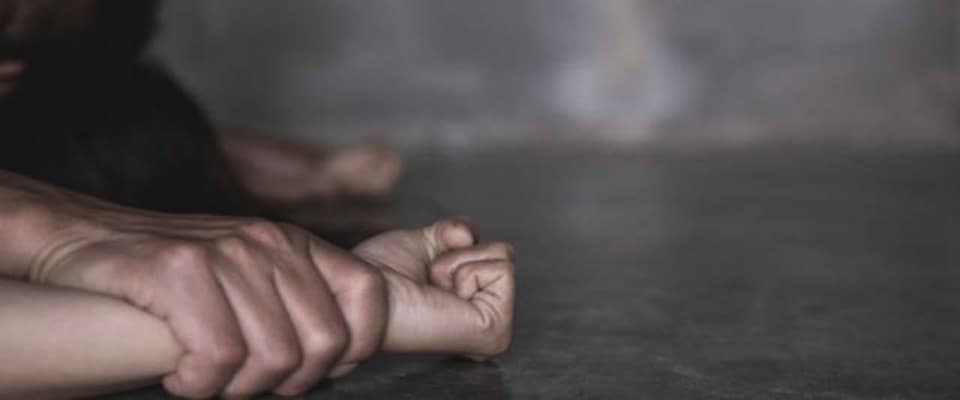 Presunti abusi su una minorenne: indagati la mamma e l'ex compagno