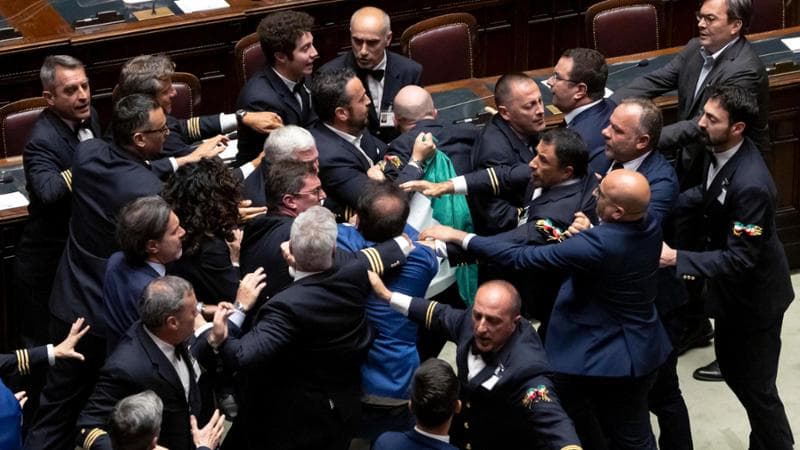 Rissa alla Camera: il deputato salentino Donno esce in carrozzina