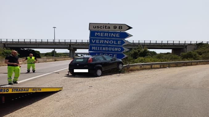Incidente in tangenziale est: perde il controllo dell'auto e finisce contro lo spartitraffico