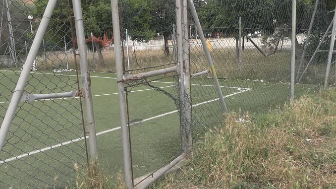 Via Estrafallaces, un campetto degradato e giochi rotti: "È un pericolo per i nostri figli"