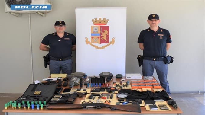 Rubavano auto per recuperare pezzi di ricambio, due denunciati
