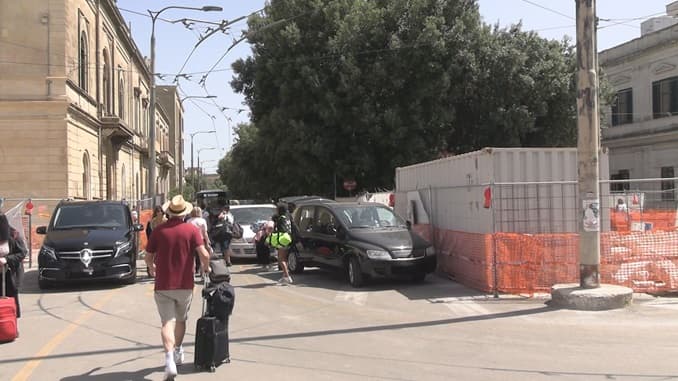 Stazione: tra cantieri e caos viabilità, ancora disagi per turisti e autisti
