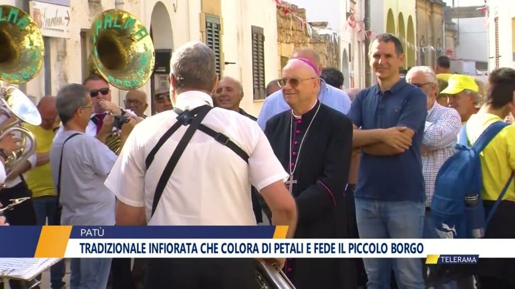 A Patù la tradizionale infiorata che colora di petali e fede il piccolo borgo