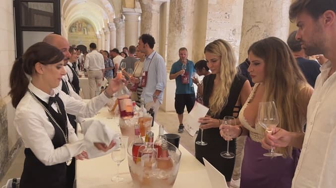Charme in rosa: il trionfo dei rosati e degli oli extravergini di puglia