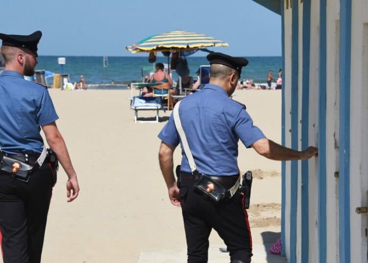 Tenta di stuprare una 15enne in acqua, la salvano i bagnanti